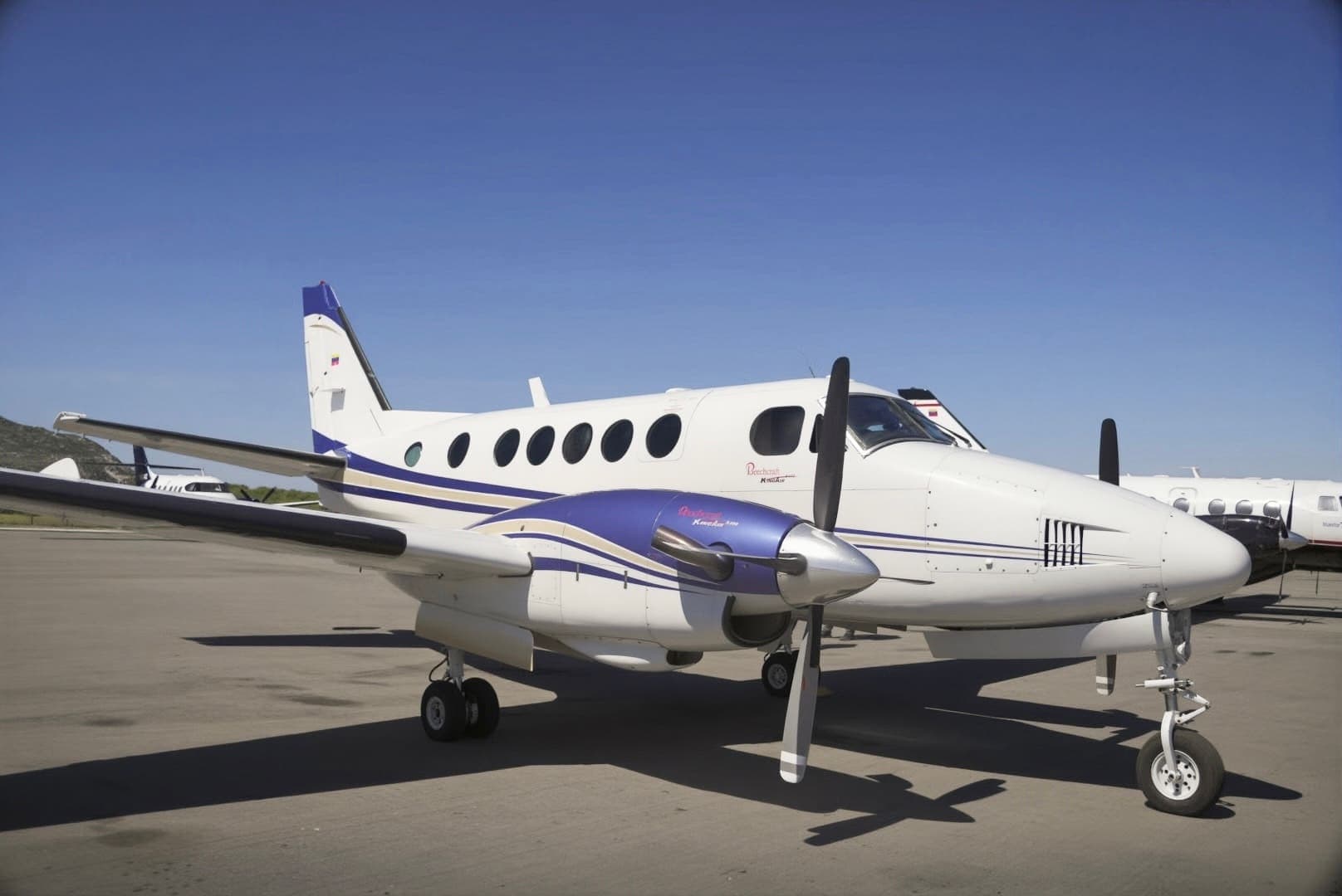 Beechcraft King Air 200 en la pista, con las hélices paradas