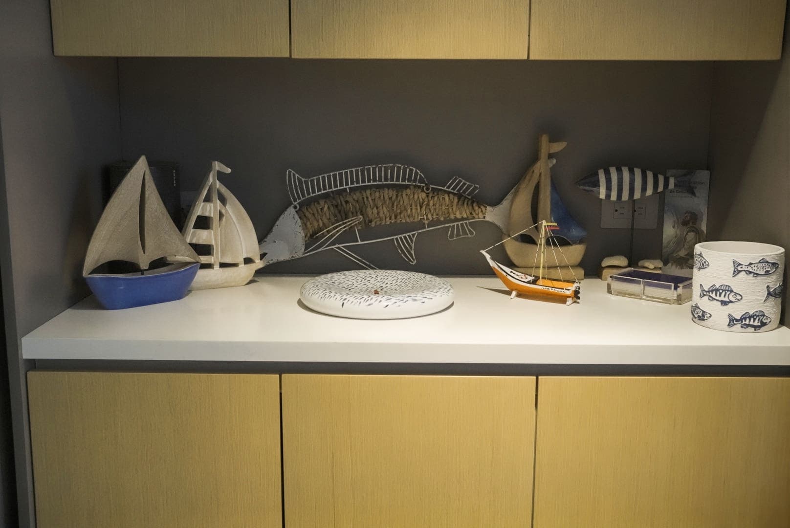 Barcos y peces de madera sobre la barra de la cocina