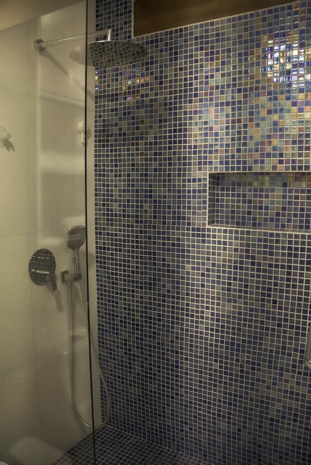 Ducha con puerta de vidrio y mosaico azul