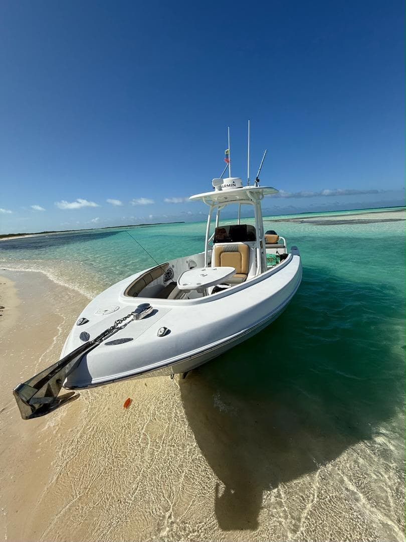 La lancha varada en la orilla de un cayo